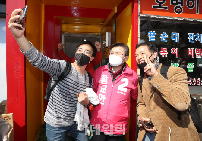 [포토]황교안 미래통합당 대표, 청년들과 함께