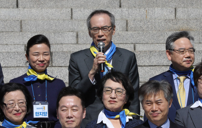 진중권 "n번방 아니면 열린민주당 공천"...주진형 논란 비꼬아