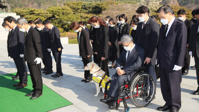 현충원 참배 원유철 "26석 목표"…윤주경 "독립운동 정신" 강조