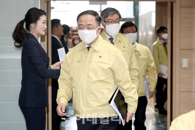 [포토]홍남기 부총리, 코로나19 중대본 회의