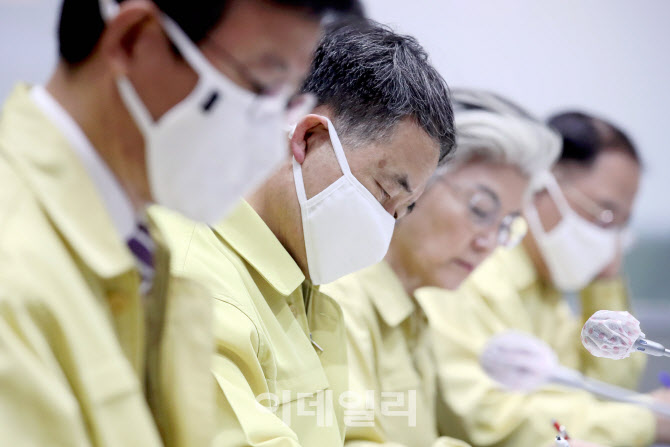 회의에 참석한 박능후 장관과 강경화 장관                                                                                                                                                           