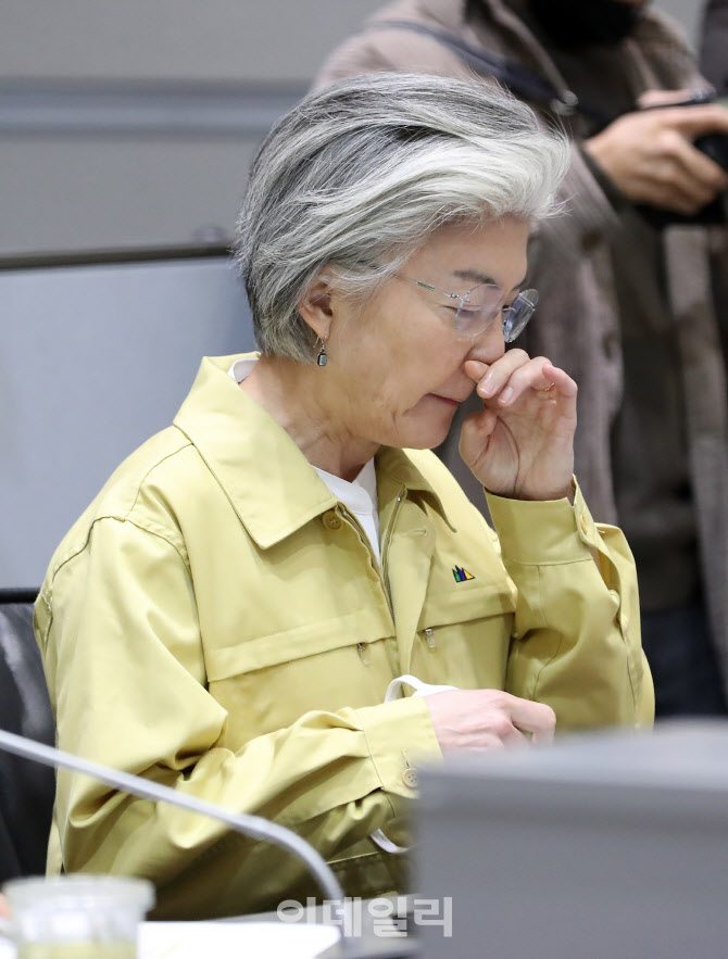 얼굴 매만지는 강경화 장관                                                                                                                                                                         