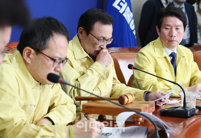 '헛기침하는 이해찬, 바라보는 이인영'                                                                                                                                                    