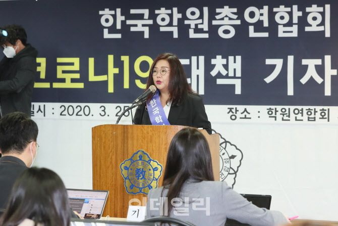 질문에 답하는 이유원 학원총연합회 회장                                                                                                                                                            