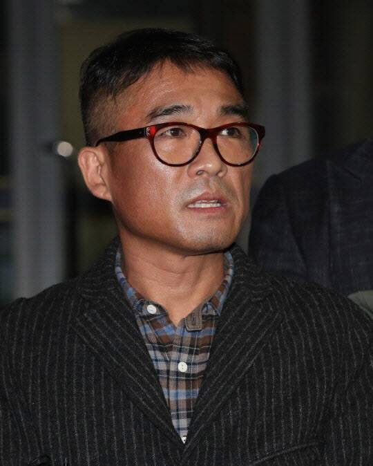 '성폭행 혐의' 김건모, 기소의견 檢 송치