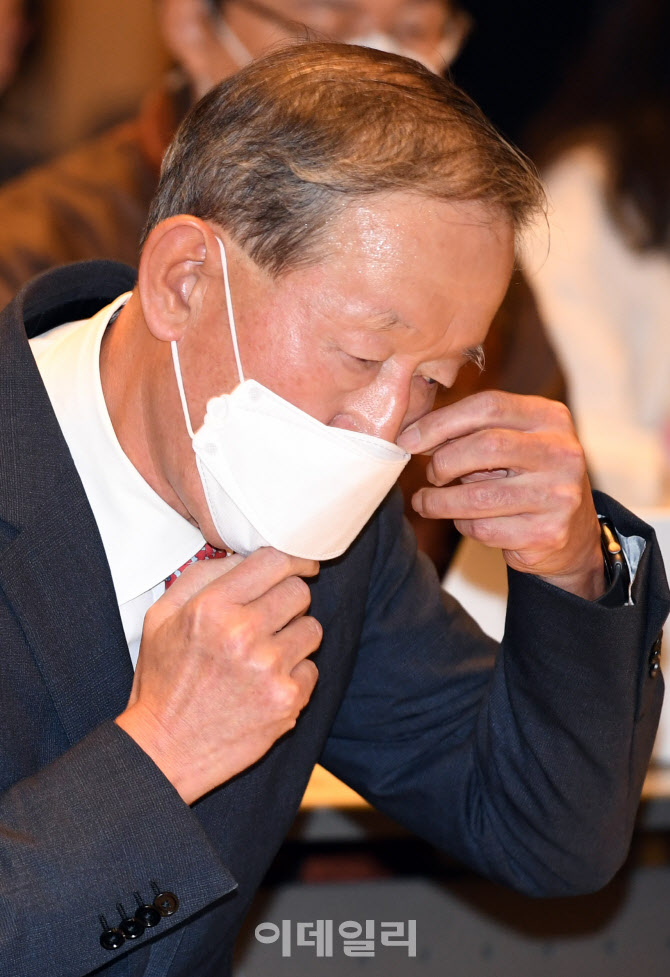 '마스크 쓰는 허창수 전경련 회장'                                                                                                                                                        