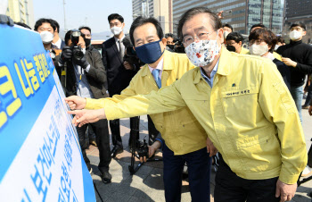 꽃무늬 면마스크 쓴 박원순 "필터 교체형, 봉제공장 살려 일석이조"