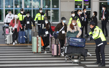 서울 강남, 미국 유학생 4명 확진…휴교령·학교 폐쇄로 귀국