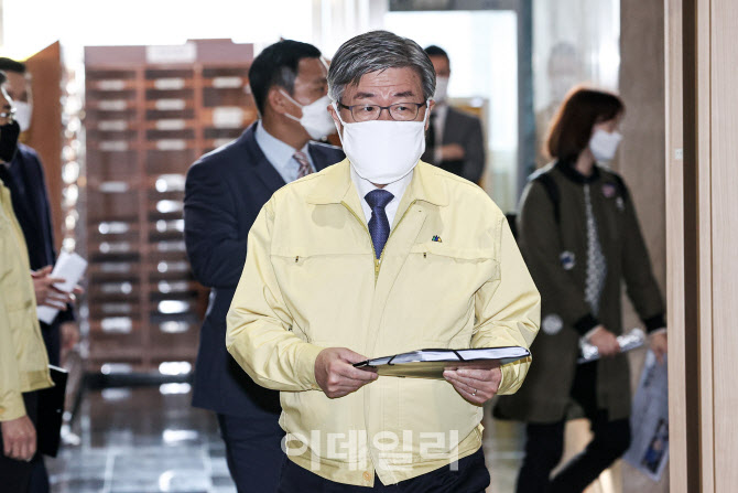 마스크 쓰고 입장하는 이재갑 고용노동부 장관                                                                                                                                                       