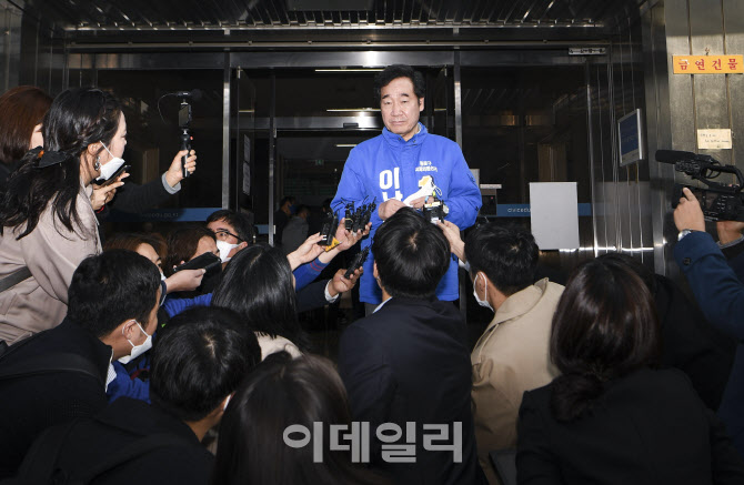  후보 등록마치고 기자브리핑하는 이낙연                                                                                                                                                            