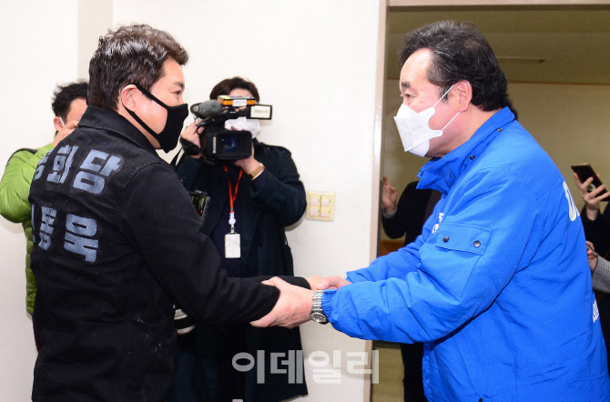  신동욱 후보와 조우한 이낙연 후보                                                                                                                                                                 