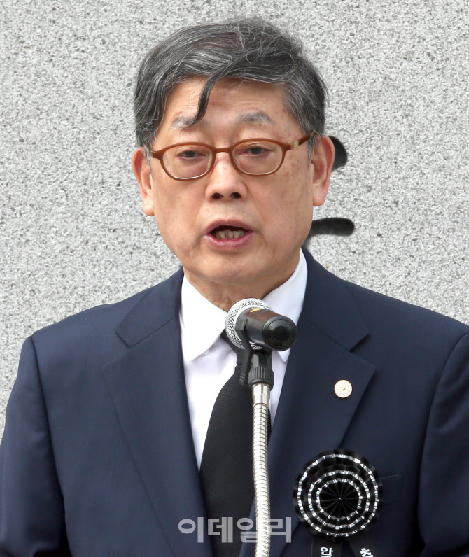 [포토]안중근 의사 순국 110주기 추모식에서 추모사하는 김황식 숭모회 이사장