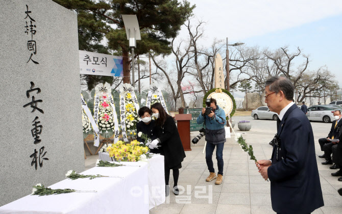 [포토]안중근 의사 동상에 헌화하는 김황식 숭모회 이사장