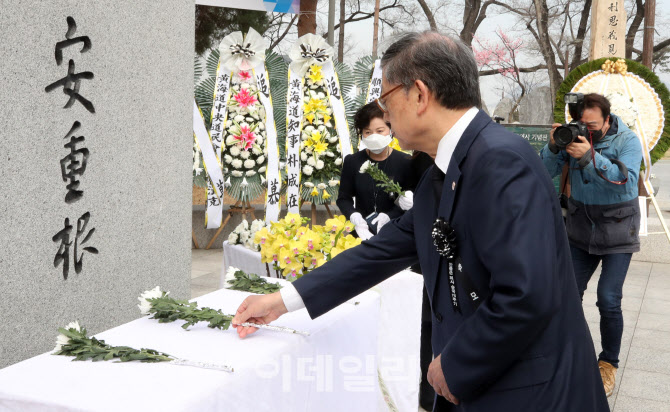 [포토]김황식 숭모회 이사장, 안중근 의사 동상에 헌화