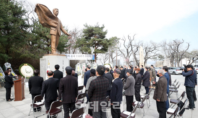 [포토]코로나19로 축소된  ‘안중근 의사 순국 110주기’ 추모식