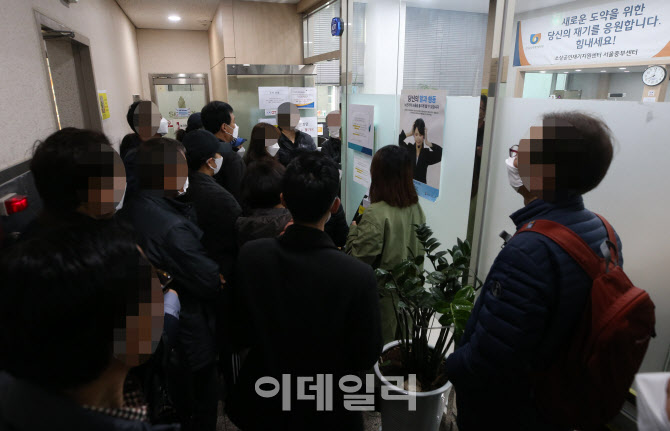 코로나19로 피해 입은 소상공인들의 기다림                                                                                                                                                          