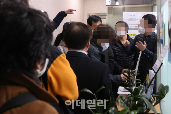 기다림에 지치는 소상공인들                                                                                                                                                                        