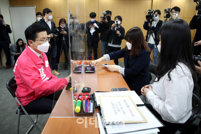  황교안 국회의원 후보, 종로선관위 접수                                                                                                                                                            