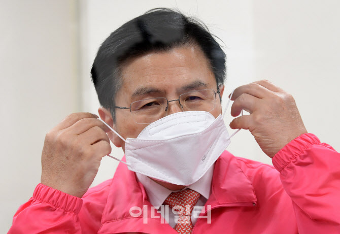  마스크 쓰는 황교안 국회의원 후보                                                                                                                                                                 