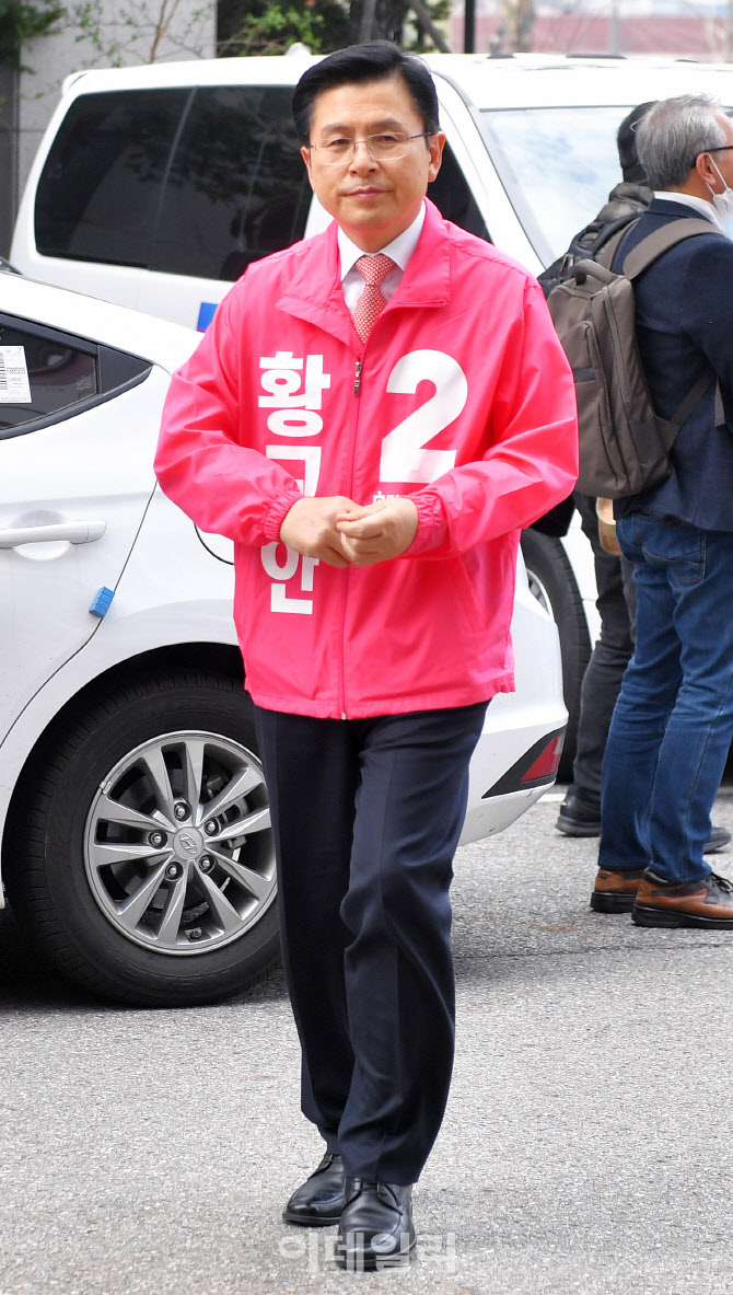  종로구 선관위 향하는 황교안                                                                                                                                                                      