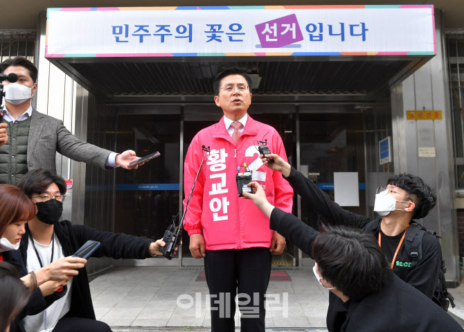  브리핑하는 황교안 후보                                                                                                                                                                           