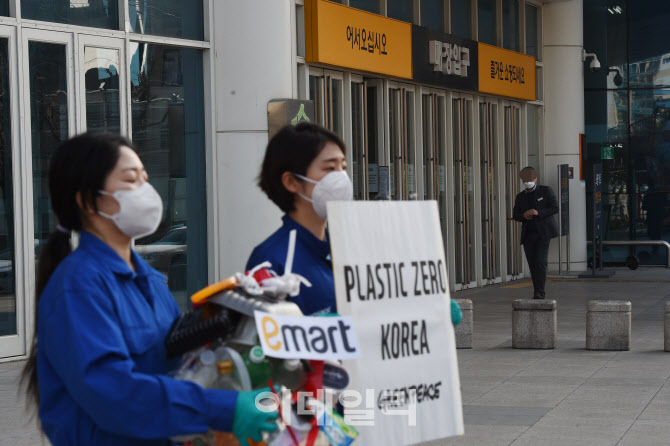 이마트 앞에서 펼쳐진 그린피스 퍼포먼스                                                                                                                                                            