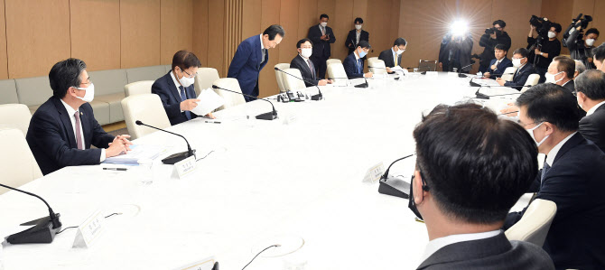 인사하는 정세균 국무총리                                                                                                                                                                          