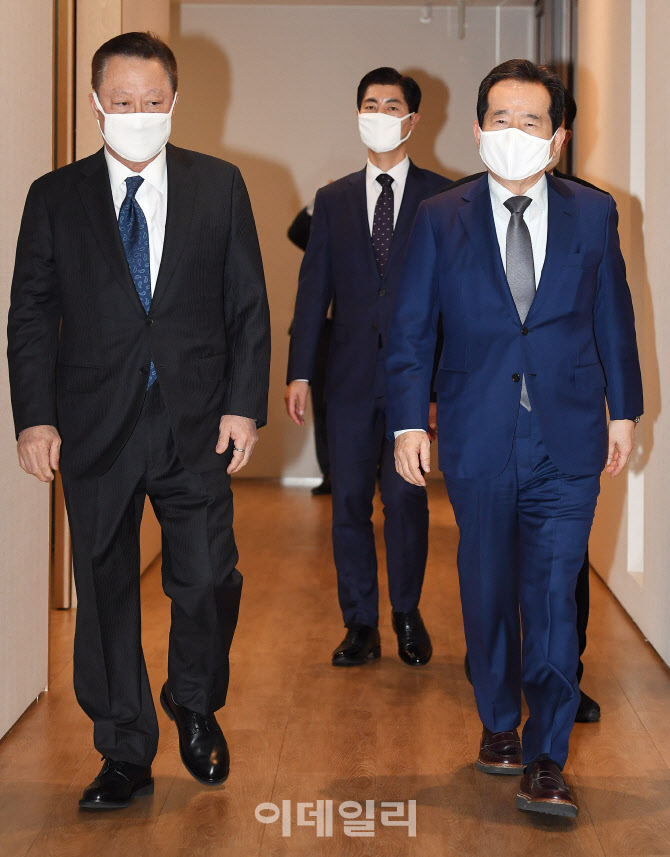 나란히 입장하는 정세균 총리-박용만 회장                                                                                                                                                           