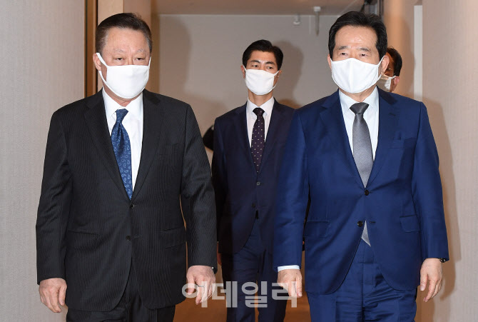 마스크 쓰고 입장하는 정세균 국무총리-박용만 대한상의 회장                                                                                                                                         