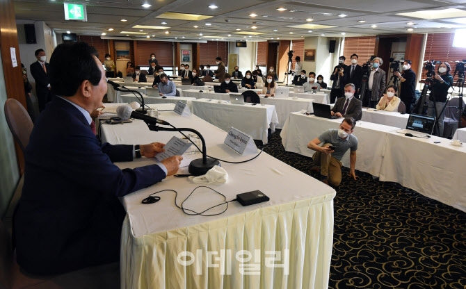  사회적 거리두기 적용된 기자간담회                                                                                                                                                                