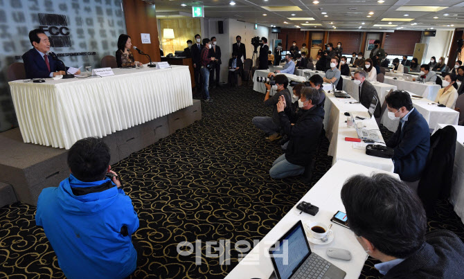  여유있게 자리 잡은 기자간담회                                                                                                                                                                    