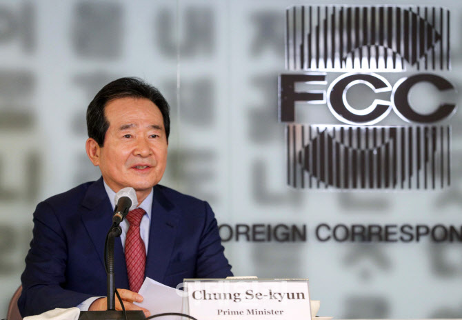  외신기자들에게 인사말하는 정세균 총리                                                                                                                                                            