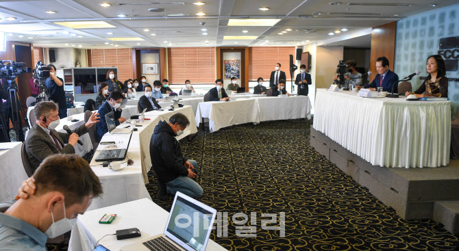  정총리에 질문하는 외신기자                                                                                                                                                                       