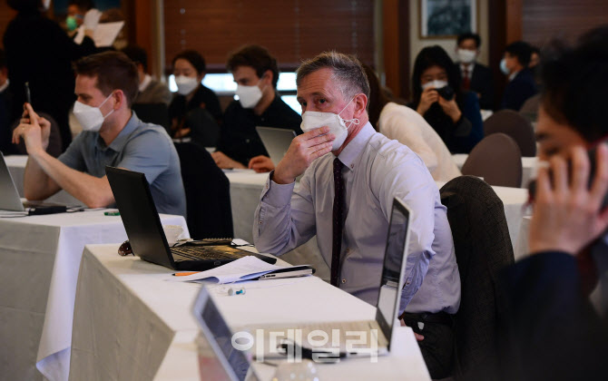  마스크 쓰고 취재하는 외신기자                                                                                                                                                                    