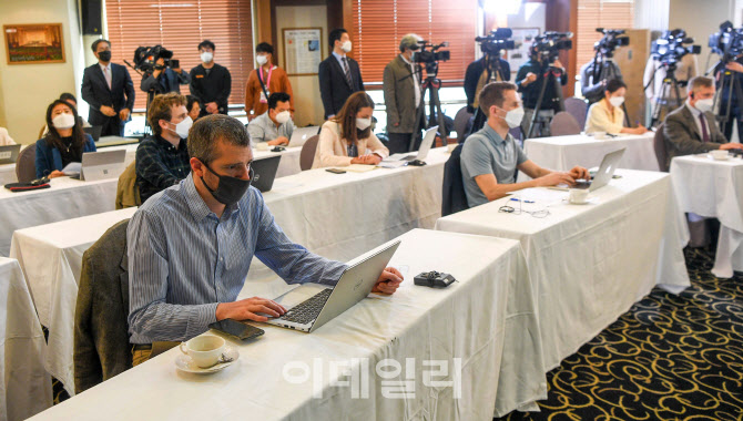  외신기자들, 마스크 쓰고 거리두기                                                                                                                                                                 