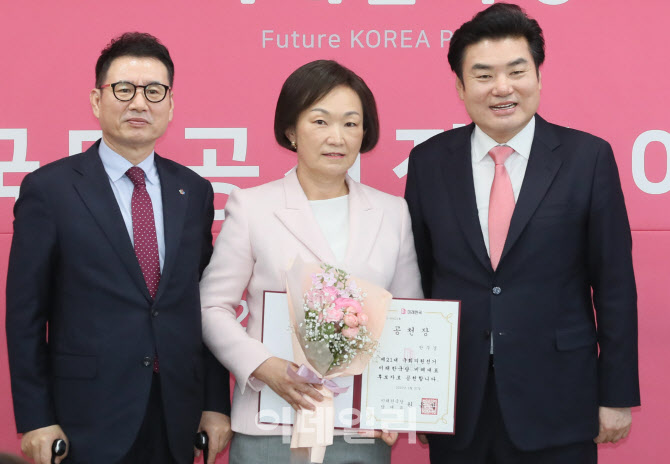 한무경 여성경제인협회장. 미래한국당 비례 후보 3번                                                                                                                                                 