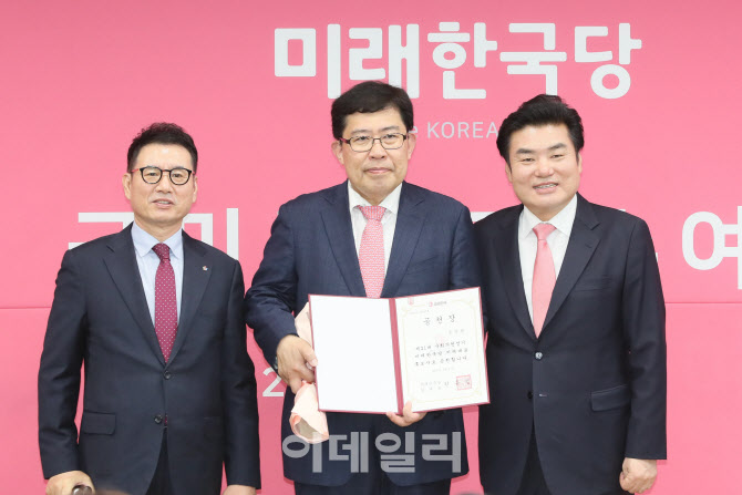 미래한국당 비례 후보 2번 윤창현, 기념촬영                                                                                                                                                         