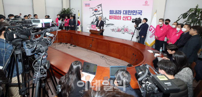 김종인, 첫 일정으로 '비상경제대책 기자회견' 열어                                                                                                                                        