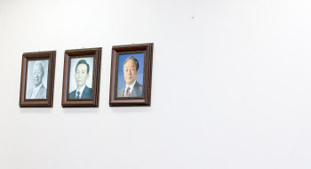 이명박-박근혜 전 대통령 사진 없는 미래통합당 회의실