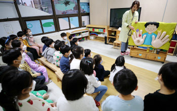 보육교사까지 줄세워 봐도…개원 앞둔 어린이집 `마스크 대란`