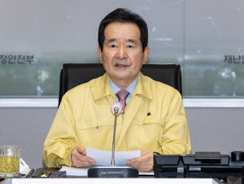 정세균 "코로나19 싸움에서 의료진 가장 먼저 보호돼야"