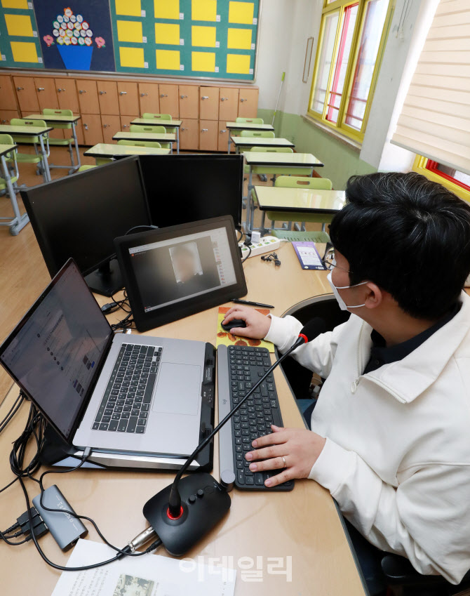 [포토]코로나19 장기화에 온라인개학 대비하는 초·중·고교