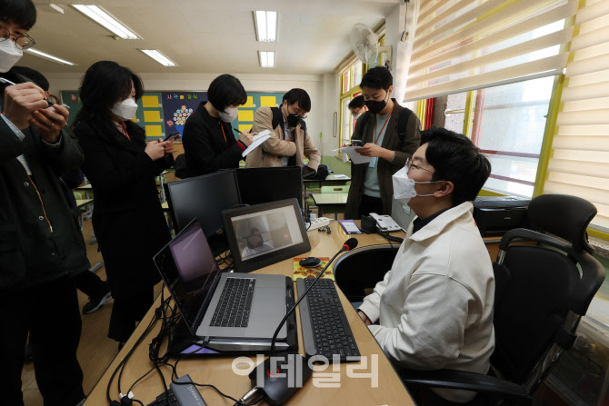 [포토]원격수업 지켜보는 취재진
