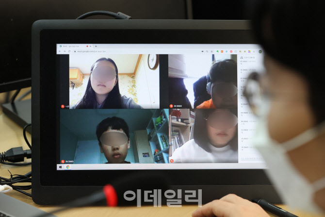 [포토]학생들을 화상으로 만나는 담임선생님