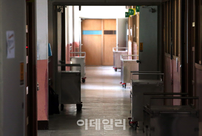 썰렁한 학교 복도                                                                                                                                                                                  