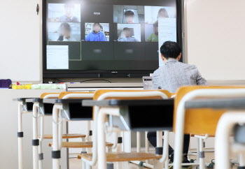 사비로 수업장비 사는 교사들…온라인 개학에 학교들 `초비상`