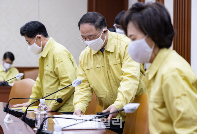  홍남기 부총리, 중대본 참석                                                                                                                                                                       