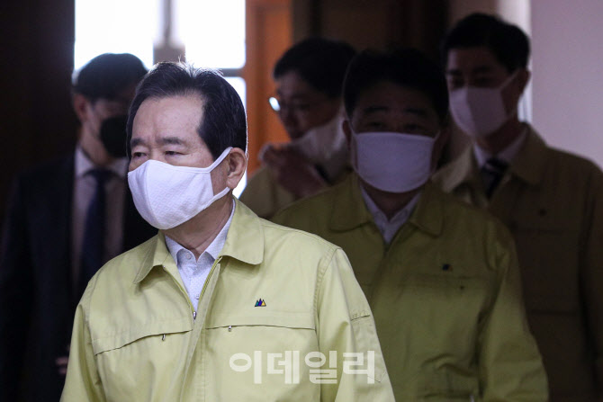  회의장 향하는 정총리                                                                                                                                                                             