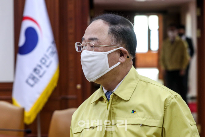  회의장 향하는 홍부총리                                                                                                                                                                           