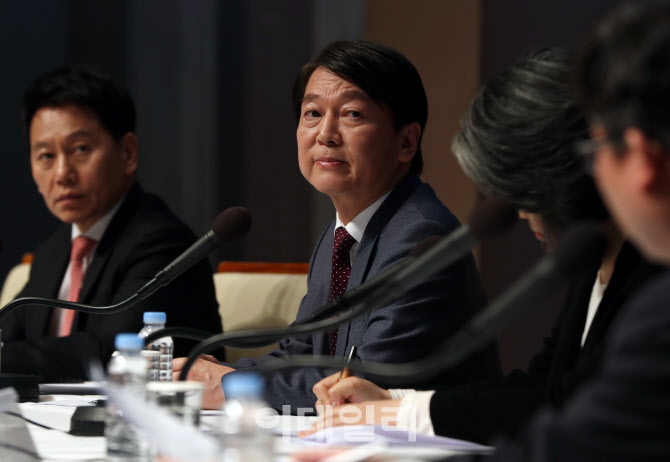  관훈토론회 패널 질문받는 안철수 대표                                                                                                                                                             